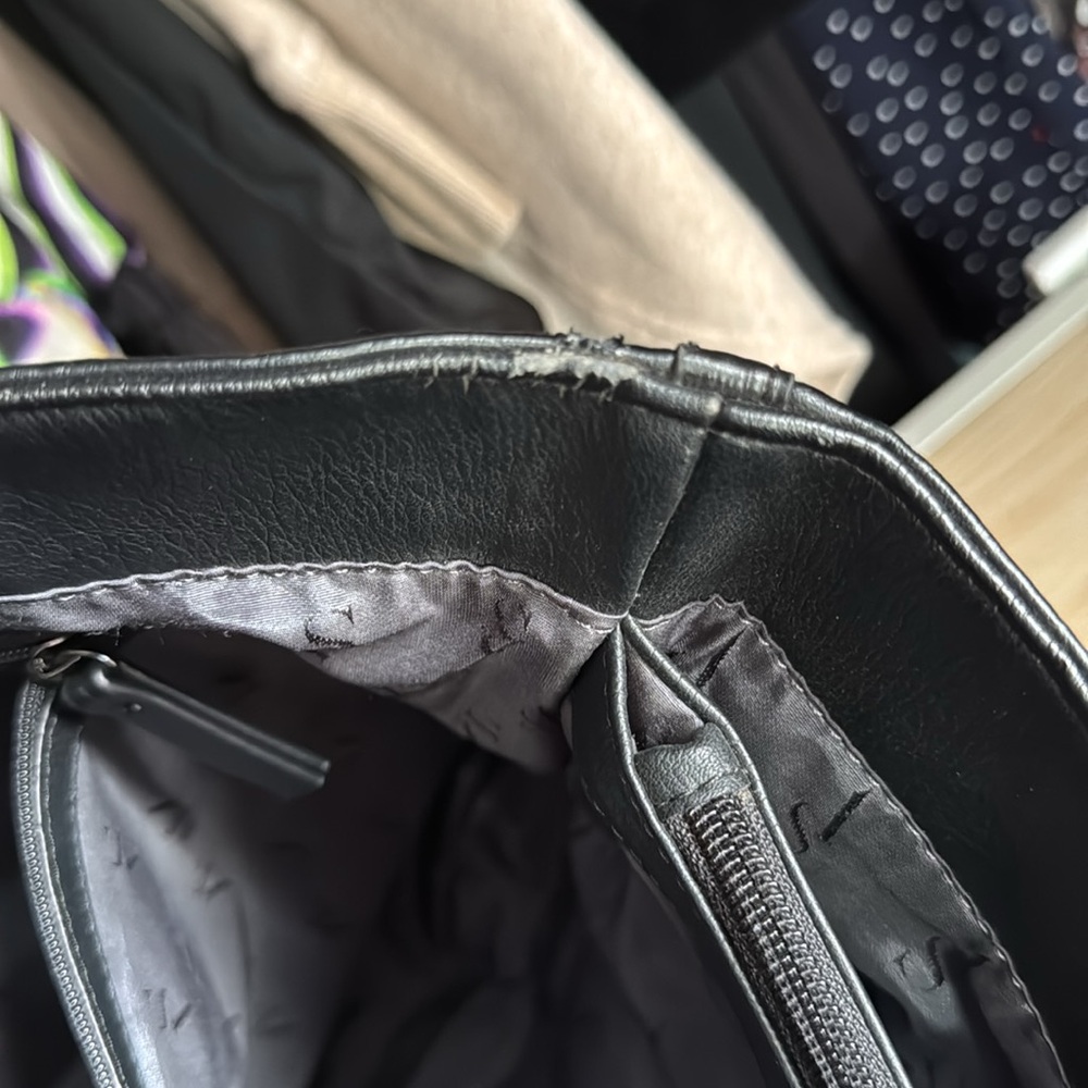 Simply Vera Vera Wang Black Leather Tote with Croc-Texture Trim - Picture 5 of 13